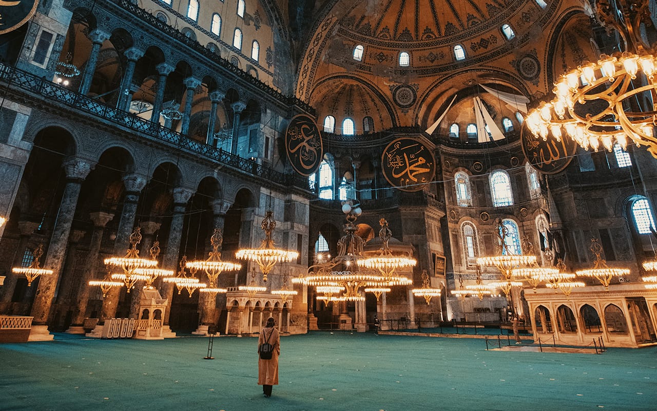 Ayasofya Camii: Tarihin ve Mimarinin Buluştuğu Eşsiz Yapı