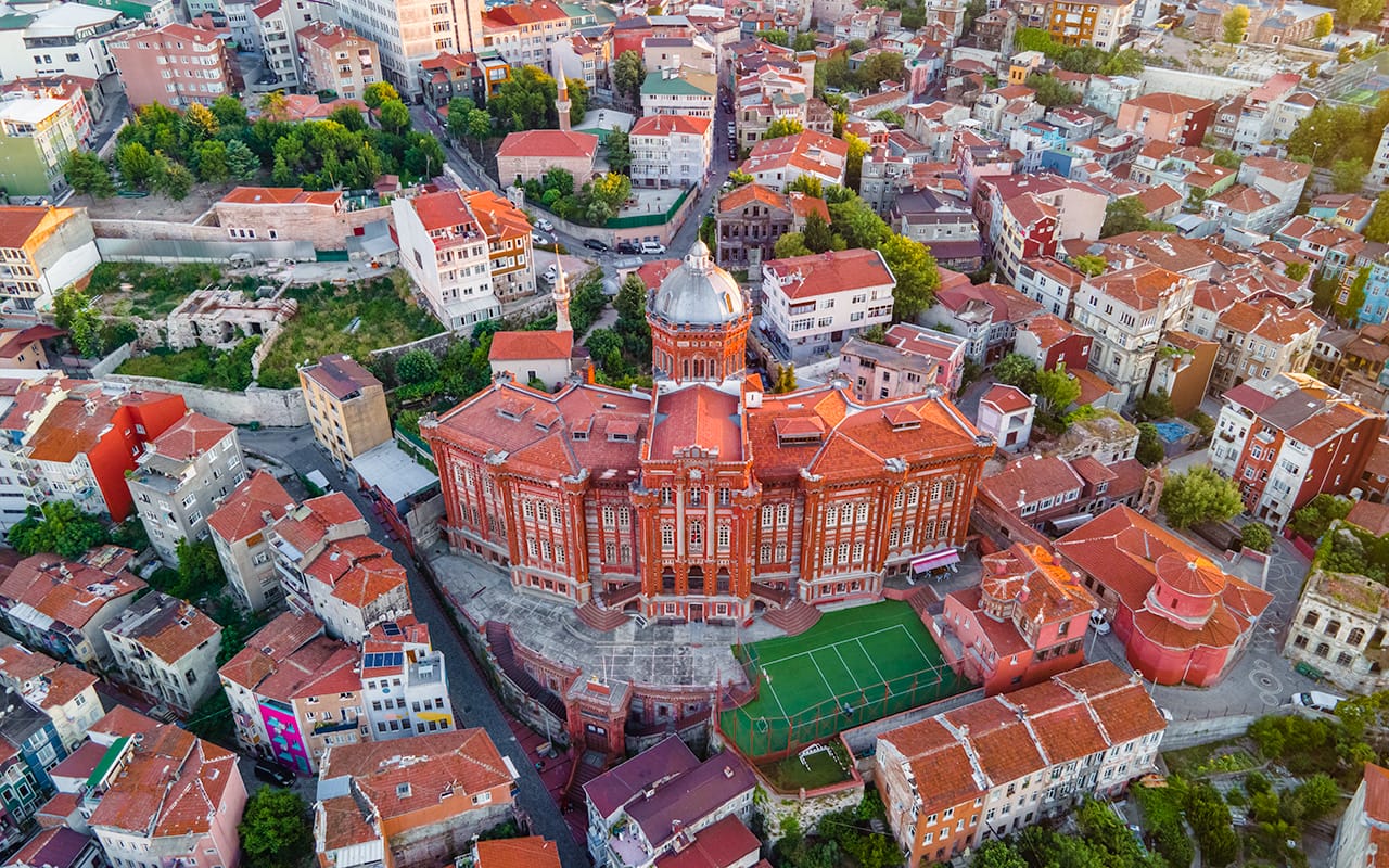 Özel Fener Rum Lisesi: İstanbul'un Tarihi Kırmızı Mirası 🏰📚✨