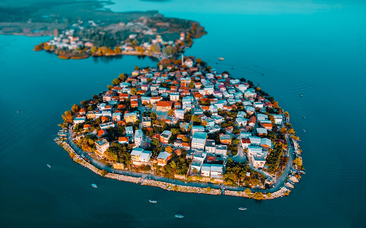 Gölyazı: Bursa'da Huzur ve Tarihin Buluştuğu Gizemli Ada 🌅🚣🏻‍♂️🌿