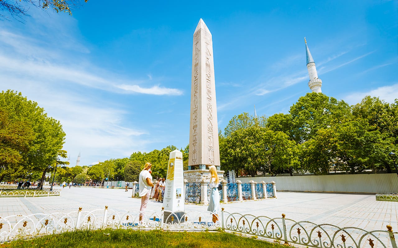 Dikilitaş Sütunu - Theodosius Dikilitaşı: İstanbul'un Kalbinde Tarihe Yolculuk 📜✨