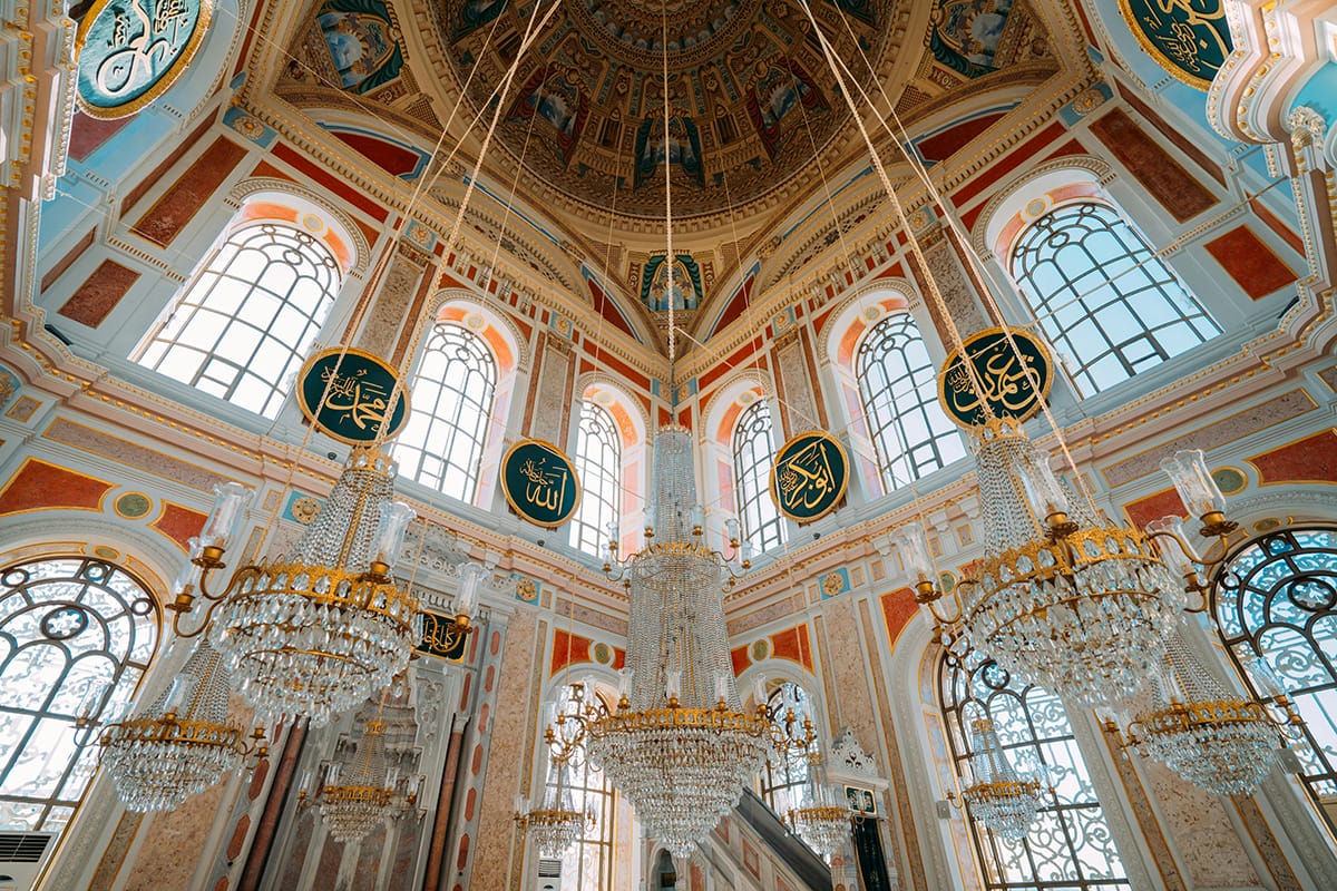 Fotoğraf: Sami TÜRK: https://www.pexels.com/tr-tr/fotograf/bina-yapi-tavan-din-14939870/