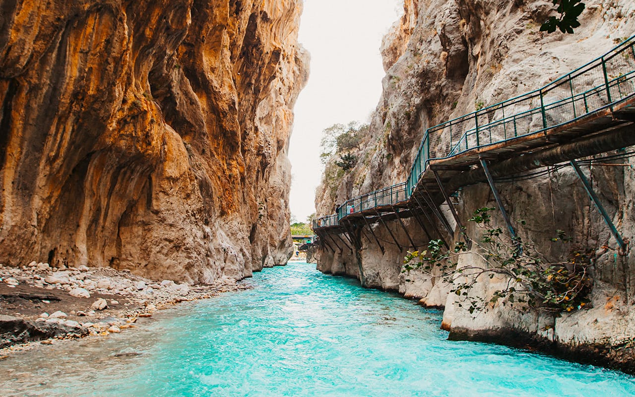 Saklıkent Kanyonu Milli Parkı: Doğanın Kalbinde Unutulmaz Bir Macera 🌊🌿🌳