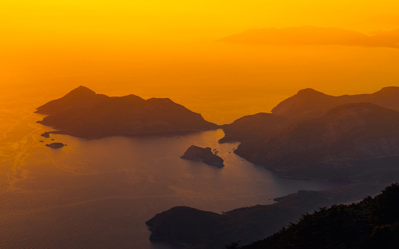 Babadağ’da Gün Batımıyla Buluşmak: Ölüdeniz’e Yukarıdan Bakmanın En Etkileyici Hali 🌅🪂🚡