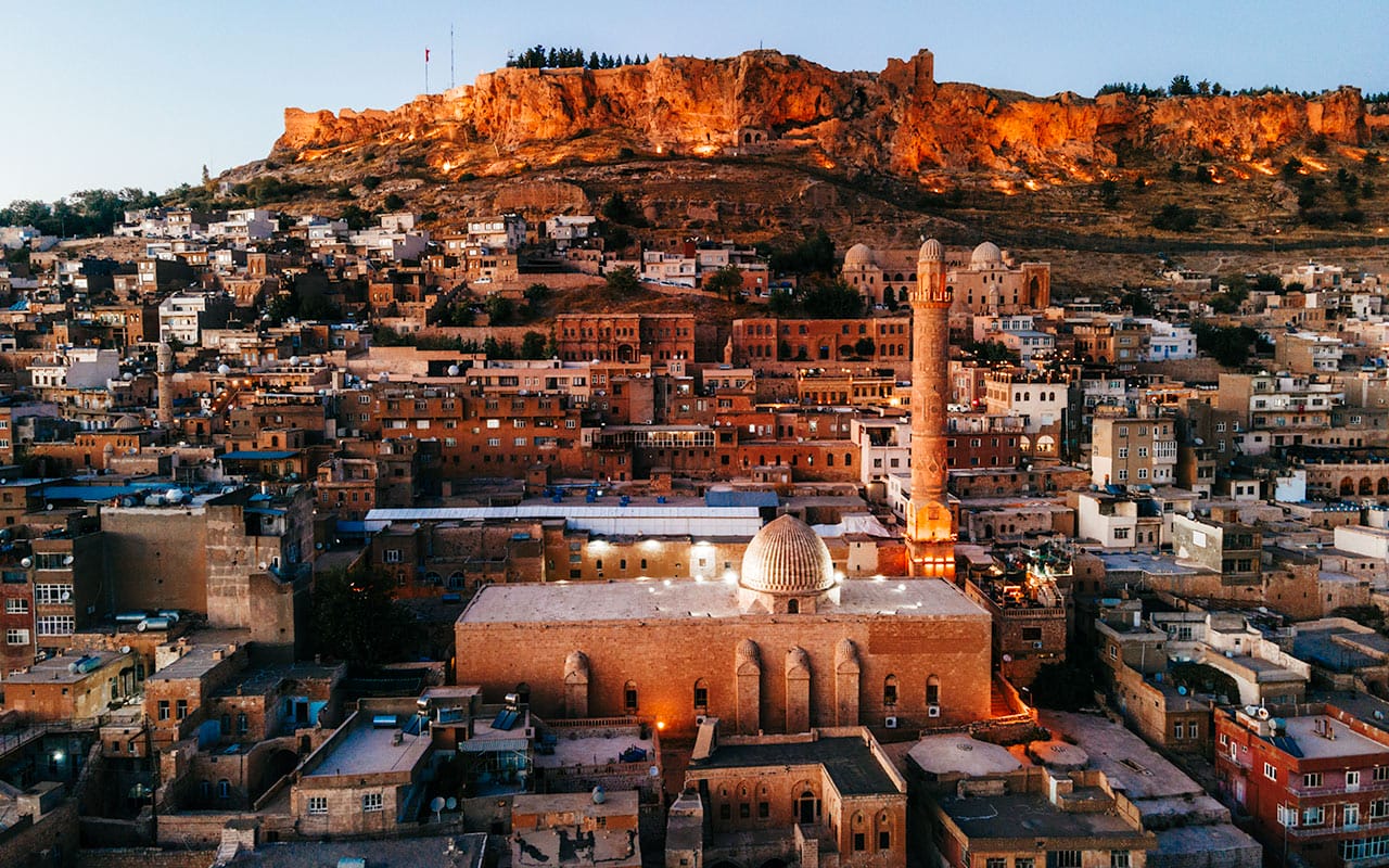 Mardin şehir silüetinde cami