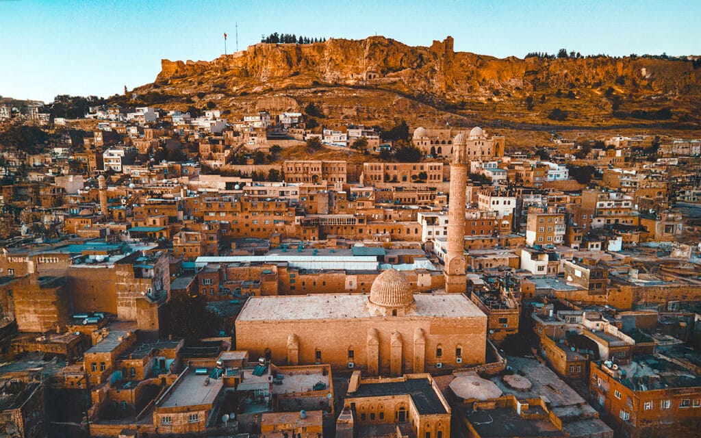 Mardin Ulu Camii önde, arkaplanda Eski Mardin ve Kalesi